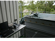 Installation exprimental du sonar Didson. Les aloses se trouvent sous la bche du bac de stockage. Photo. P. Beeck