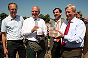 The first allis shad stock in the Rhine. From the left: Project coordinator Dr. Peter Beeck, Wilhelm Dietzel, the Minister of the Environment of Hesse, the French Consul General from Dsseldorf, Gilles Thibault, and  Eckhard Uhlenberg, the Minister of the Environment of North Rhine Westphalia.  Photograph: E. Braun